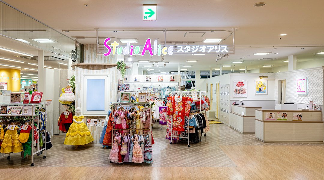 Studio Alice children's photo studio storefront in a Japanese shopping centre