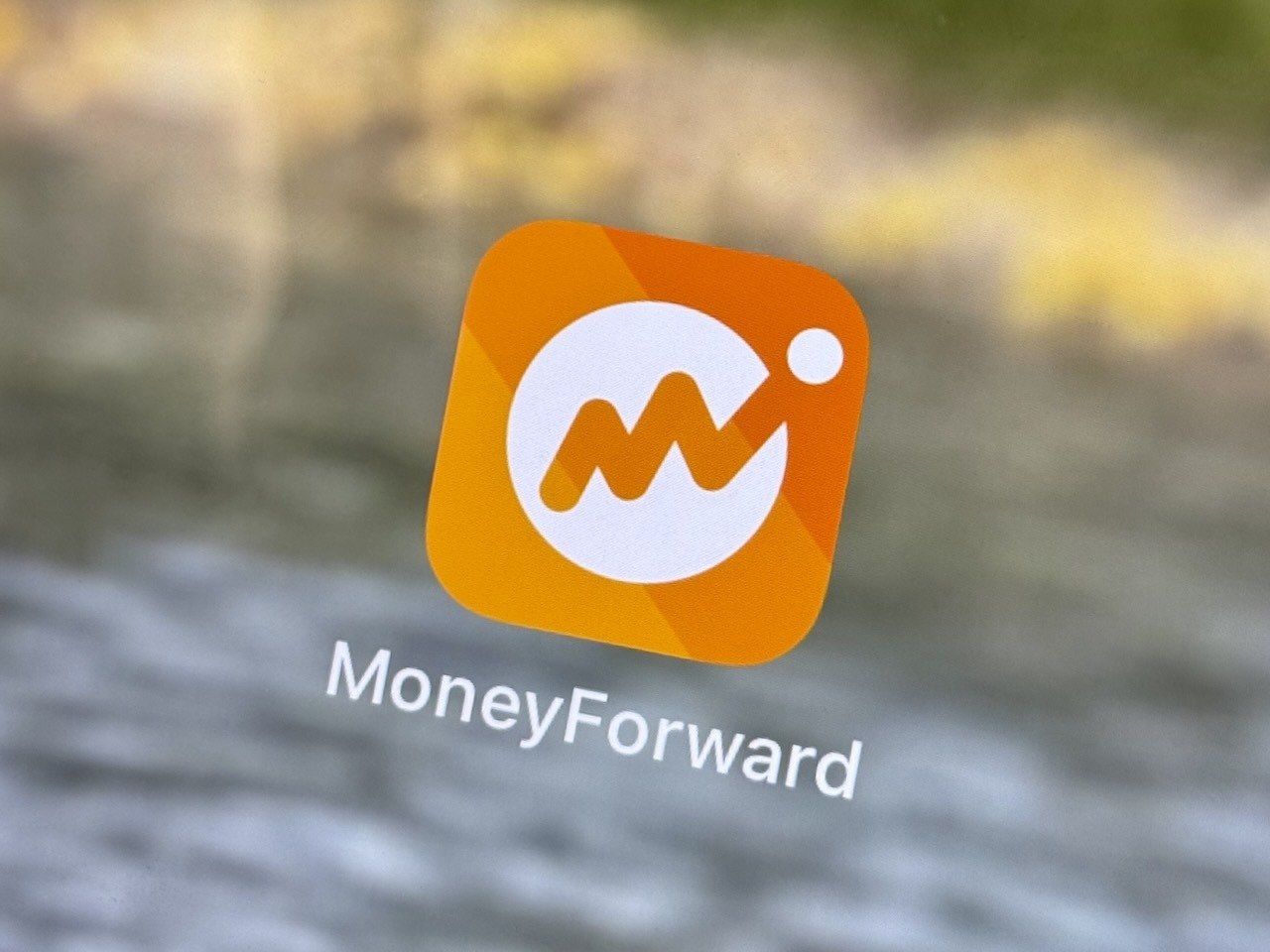 Money Forward cloud accounting and personal-finance app on a laptop and smartphone