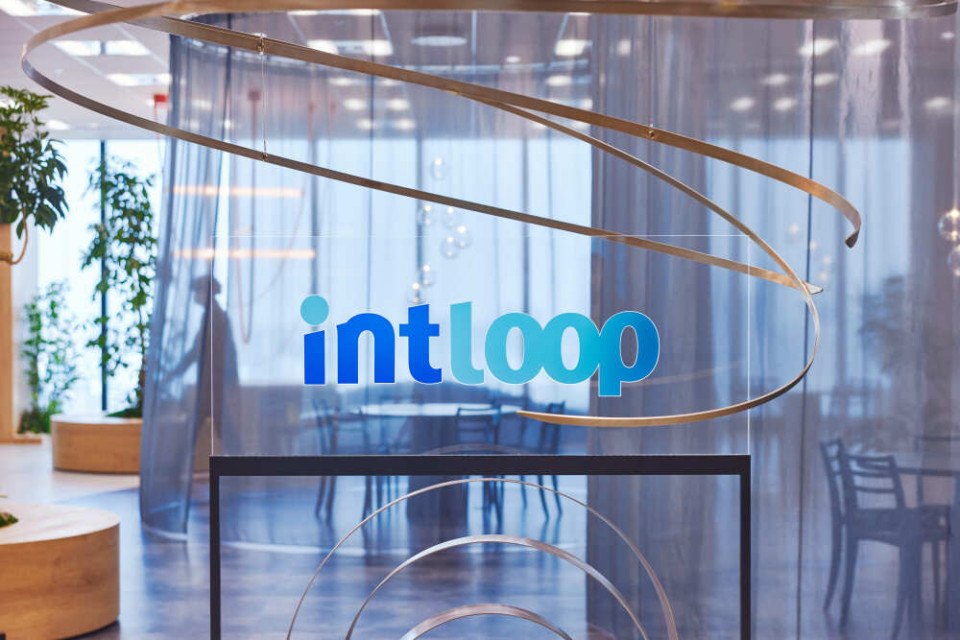 Business consultants in a modern office setting (no identifiable people) — INTLOOP professional-services matching